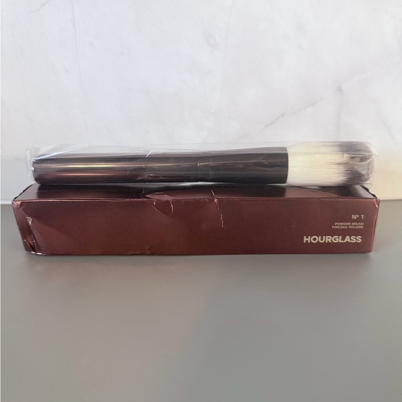 Hourglass Nº 1 Powder Brush - Picture 2 of 3